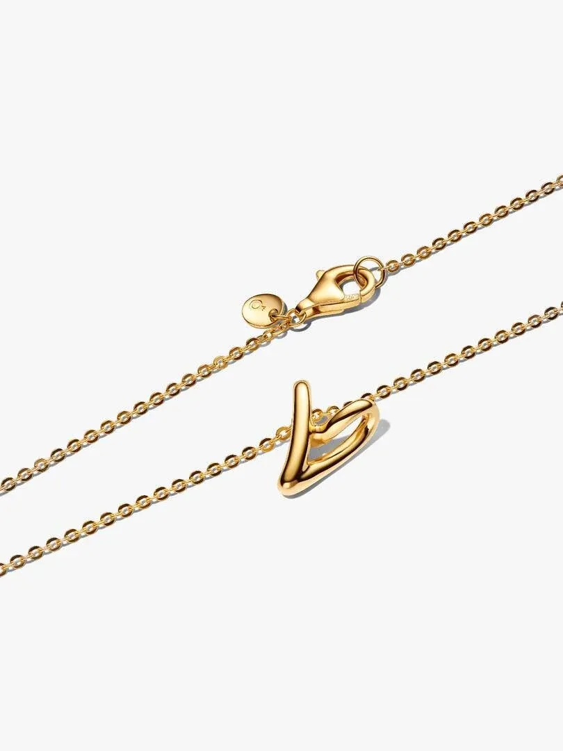 Close-up van de hartpendel en de sluiting van de ketting op een witte achtergrond.