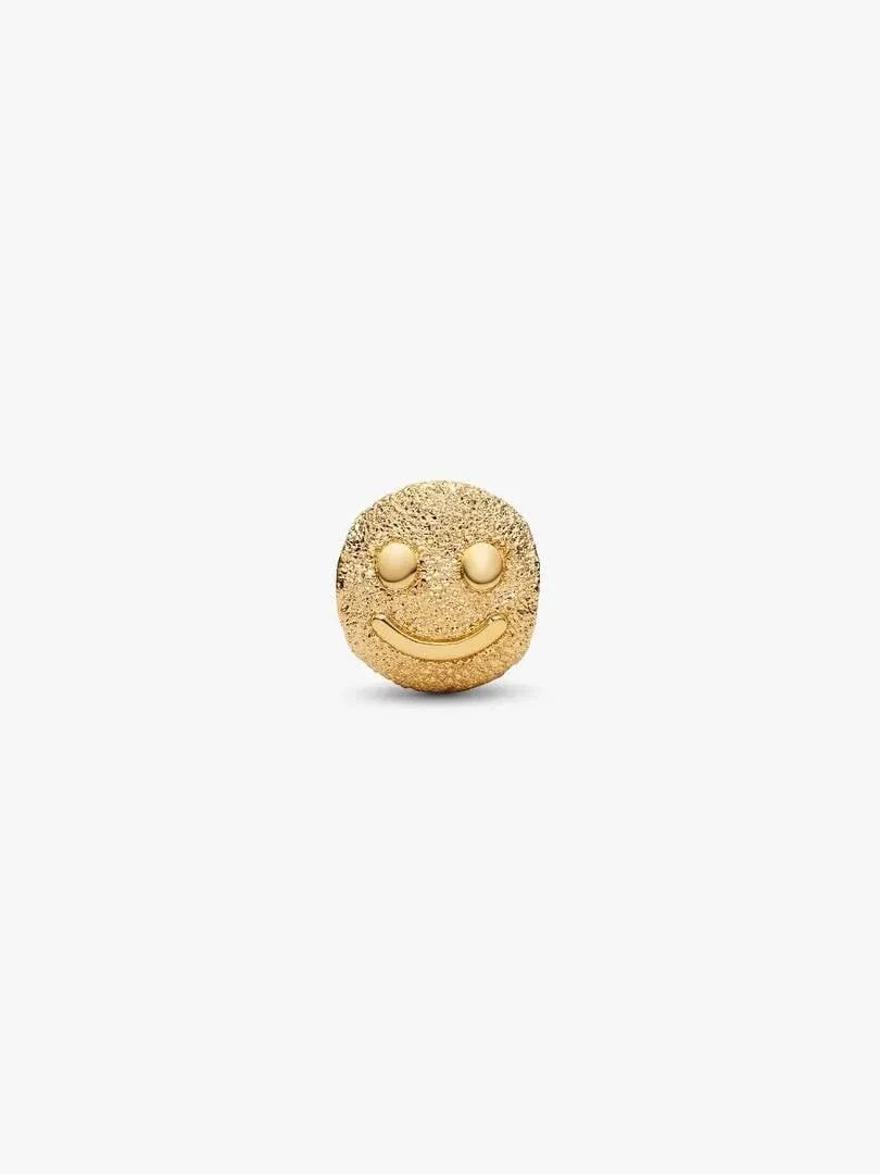 Ronde smiley charm met getextureerde afwerking, vooraanzicht op een witte achtergrond.