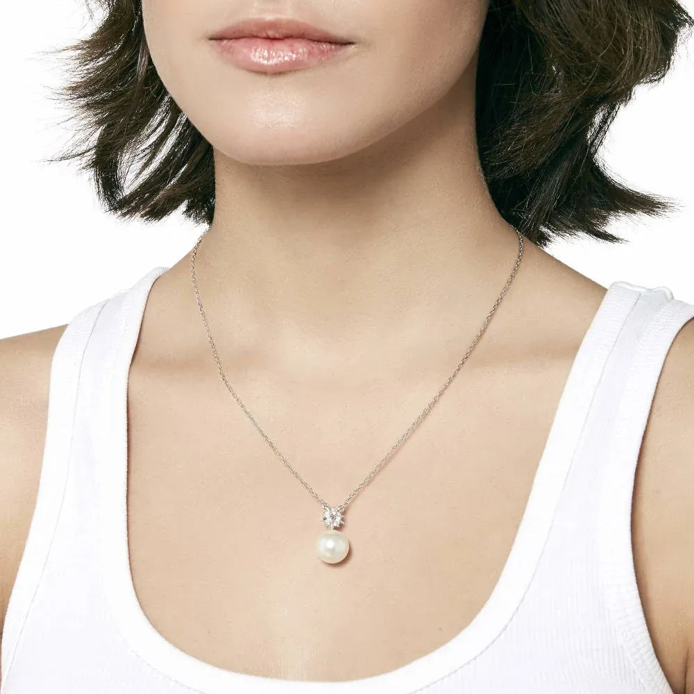 Primer plano del collar con perla y estrella sobre el cuello de una modelo, fondo neutro.