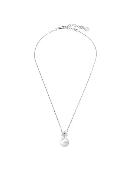 Collar de plata con colgante de estrella y perla blanca, vista frontal completa sobre fondo blanco.