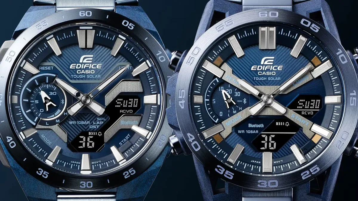 Vista frontal comparativa de dos esferas de reloj, una con acabado metálico y otra mate, sobre fondo azul oscuro.