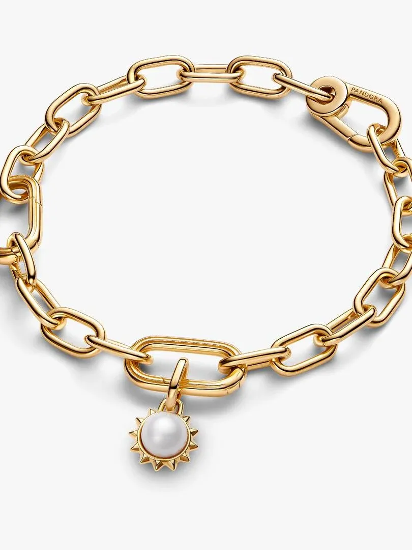 Pulsera Pandora ME sobre fondo blanco, vista frontal. El colgante de sol y perla destaca.