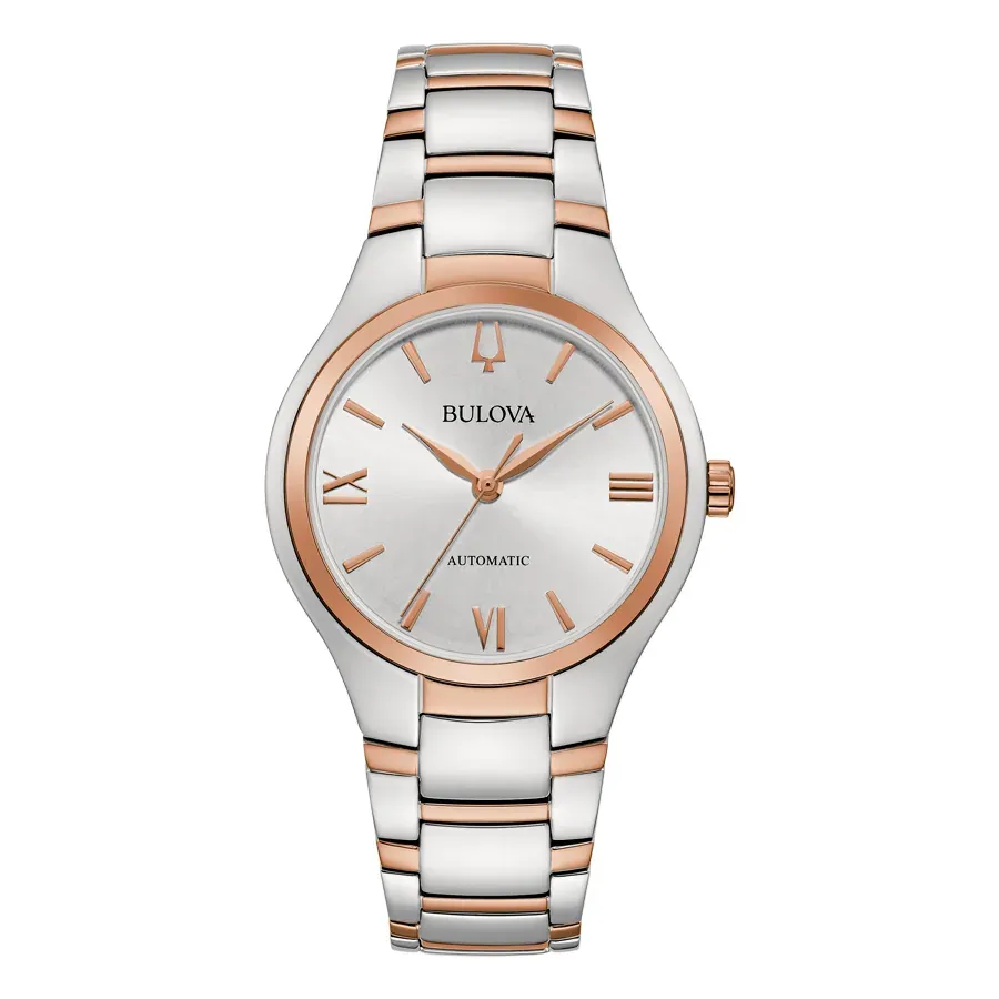Vue frontale complète de la montre sur fond blanc, avec cadran argenté et bracelet bicolore.
