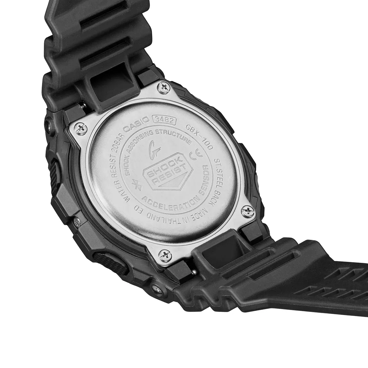 Primer plano de la tapa trasera metálica grabada del reloj, fondo blanco.