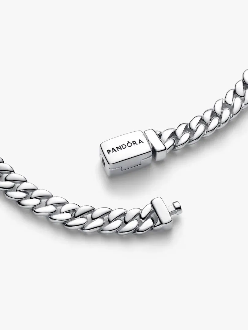 Close-up van het gegraveerde Pandora-logo sluiting op de schakelarmband, witte achtergrond.