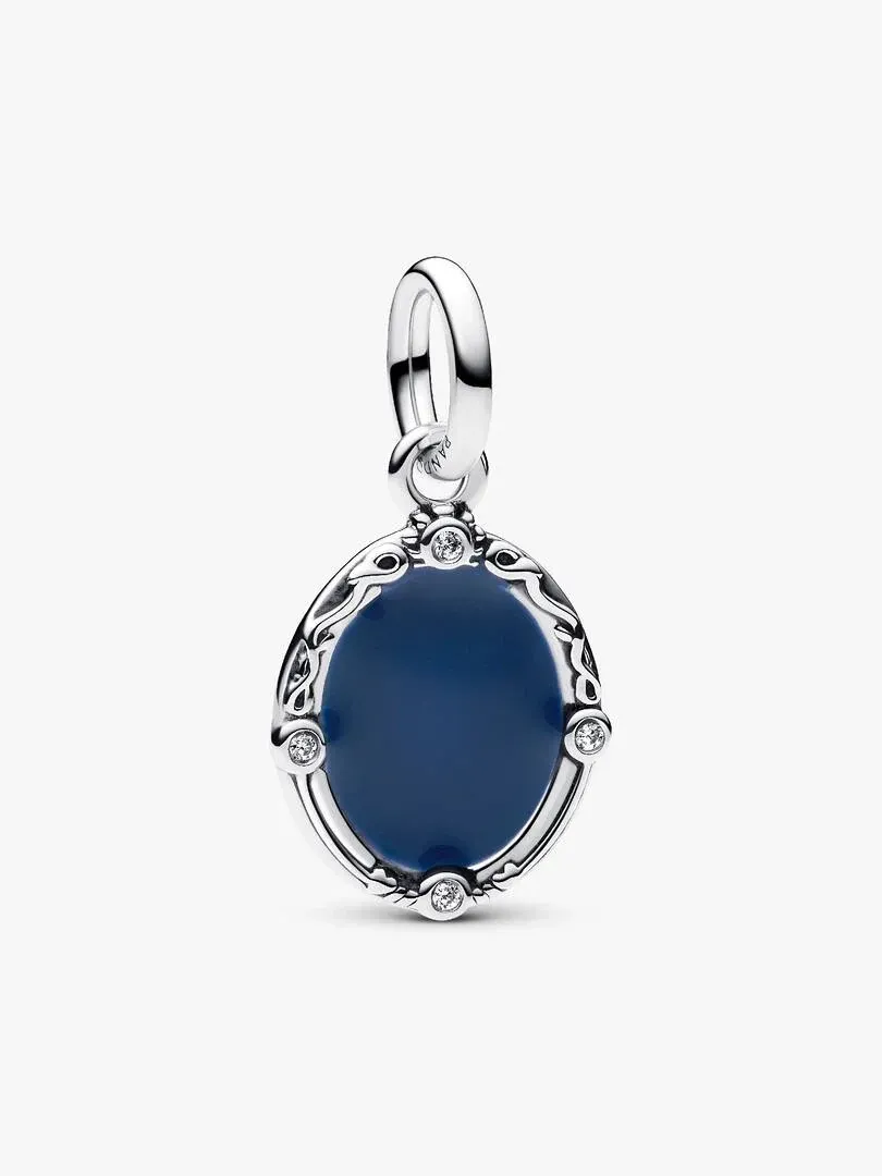 Zilveren charm met ovale blauwe email en zirkonia, vooraanzicht op witte achtergrond.