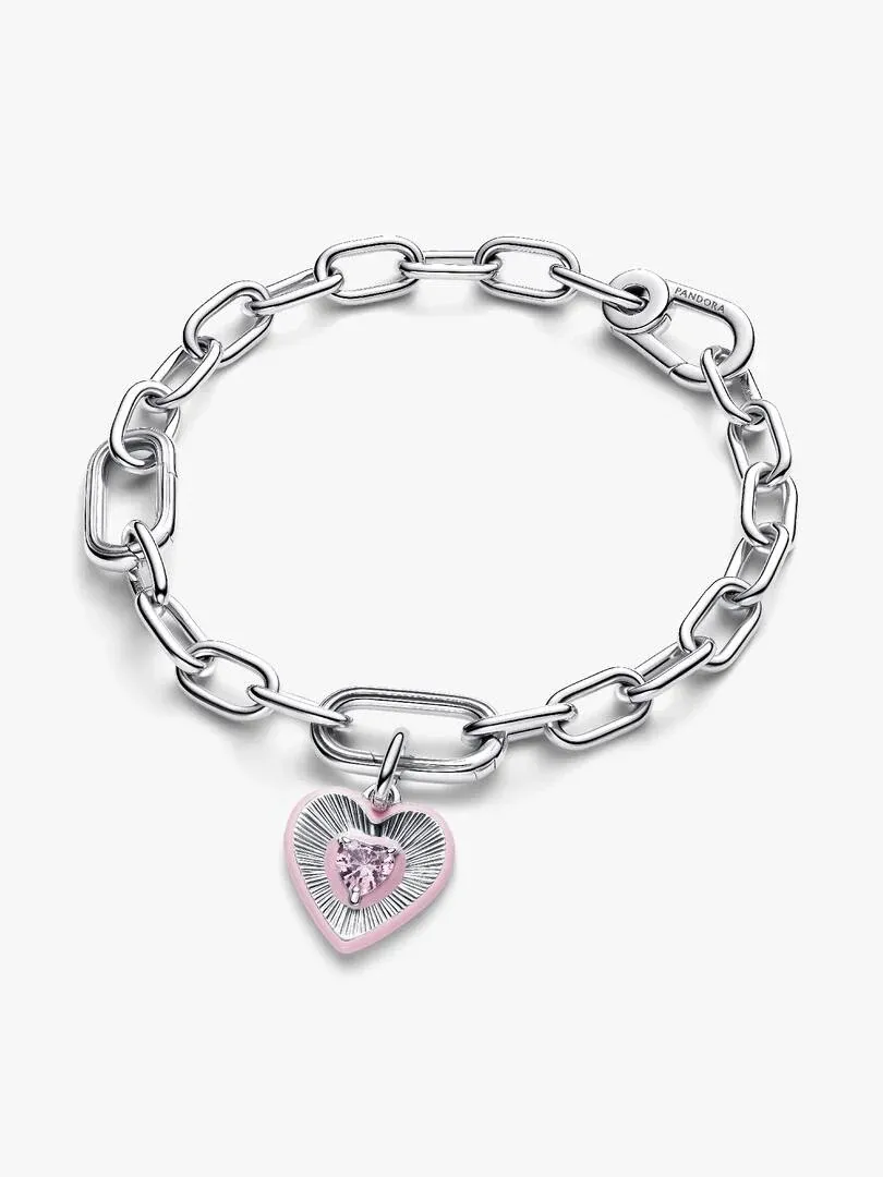 Bracelet à maillons argentés avec charm cœur rose, vue de face sur fond blanc.