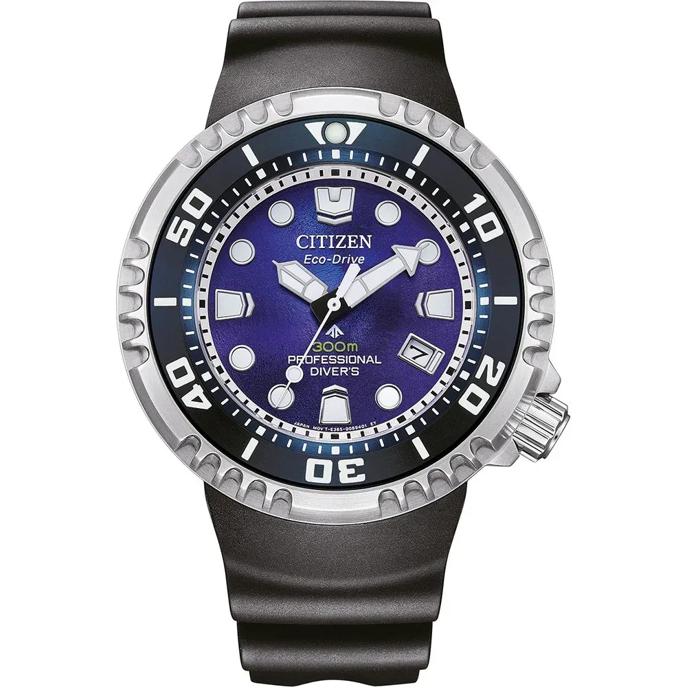 Vista frontal completa del reloj con esfera azul y correa negra sobre fondo blanco