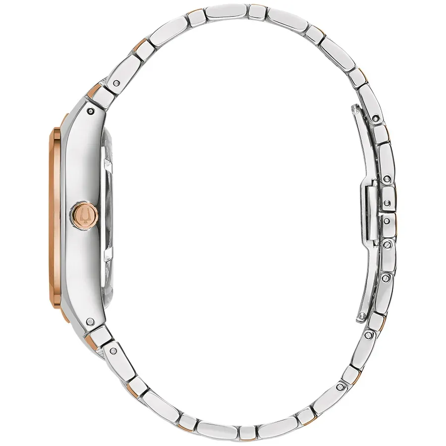 Vue de profil de la montre sur fond blanc, détail de la couronne et de l'épaisseur du boîtier, bracelet bicolore.