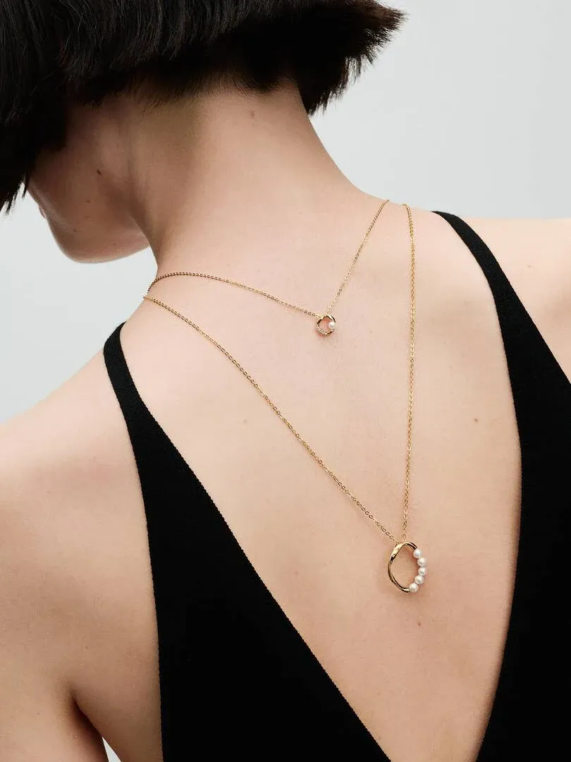 Vue arrière du collier avec pendentif perle et pavé sur le cou et le dos, modèle en haut noir.