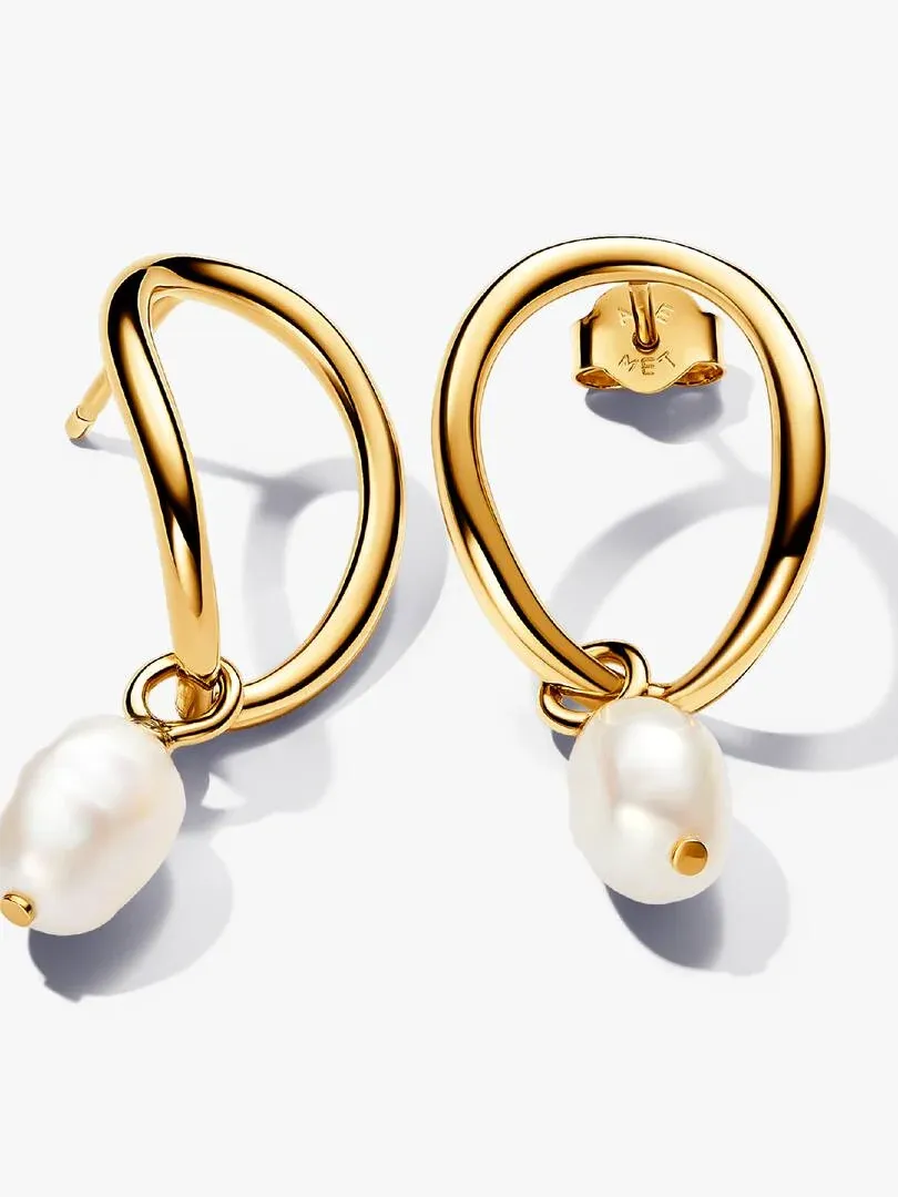 Paire de boucles d'oreilles créoles dorées avec perle baroque, vue de face sur fond blanc.