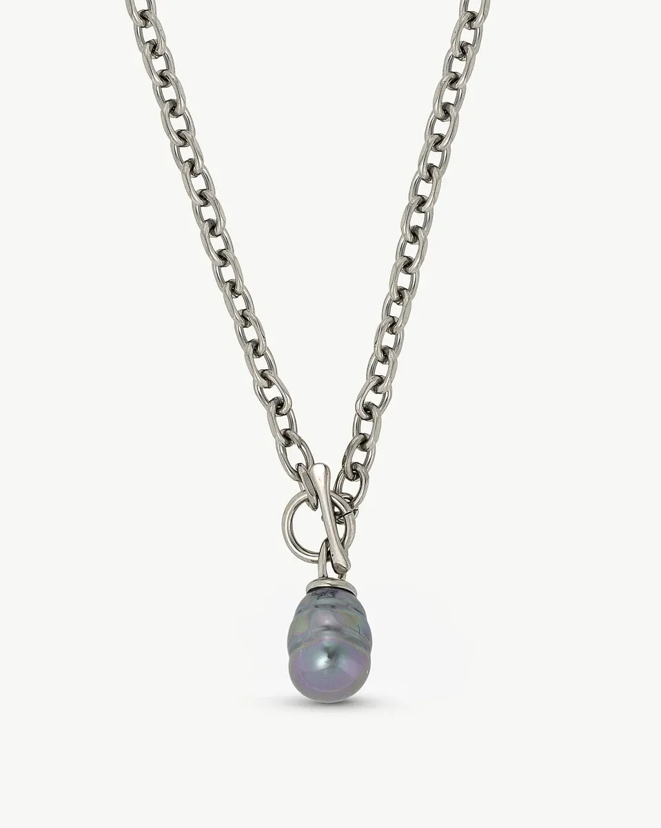 Collier à chaîne avec pendentif perle baroque grise, vue de face sur fond blanc.