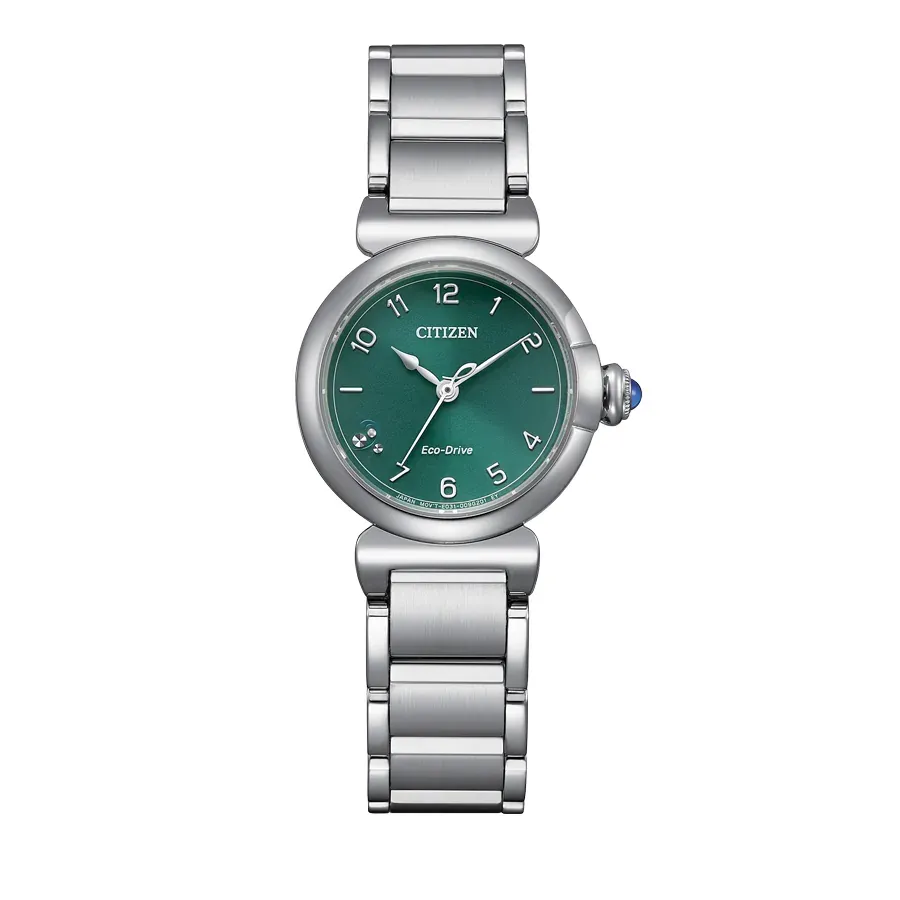 Vista frontal completa del reloj con esfera verde y brazalete de acero inoxidable sobre fondo blanco.