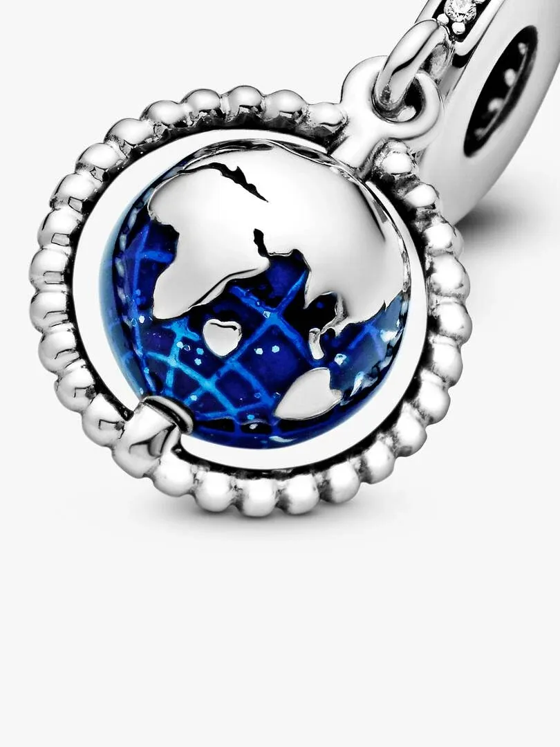 Gros plan du charm globe avec émail bleu et relief argenté, vue de profil sur fond blanc.