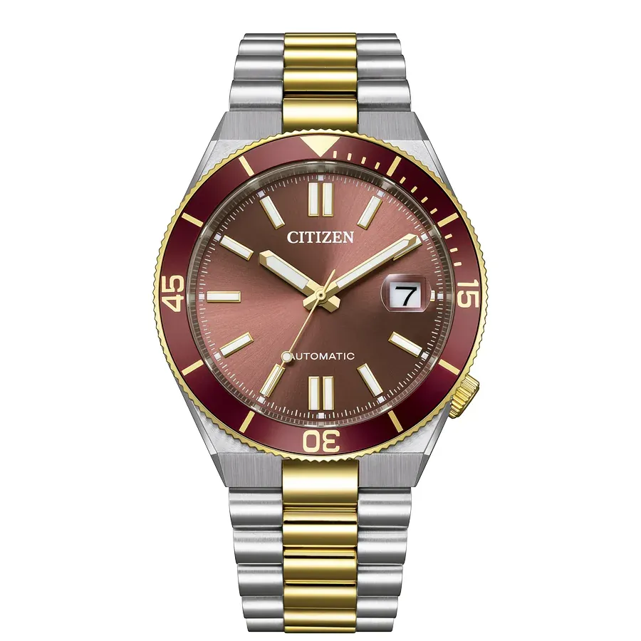 Vista frontal del reloj con esfera y bisel rojos, brazalete bicolor de acero, sobre fondo blanco.