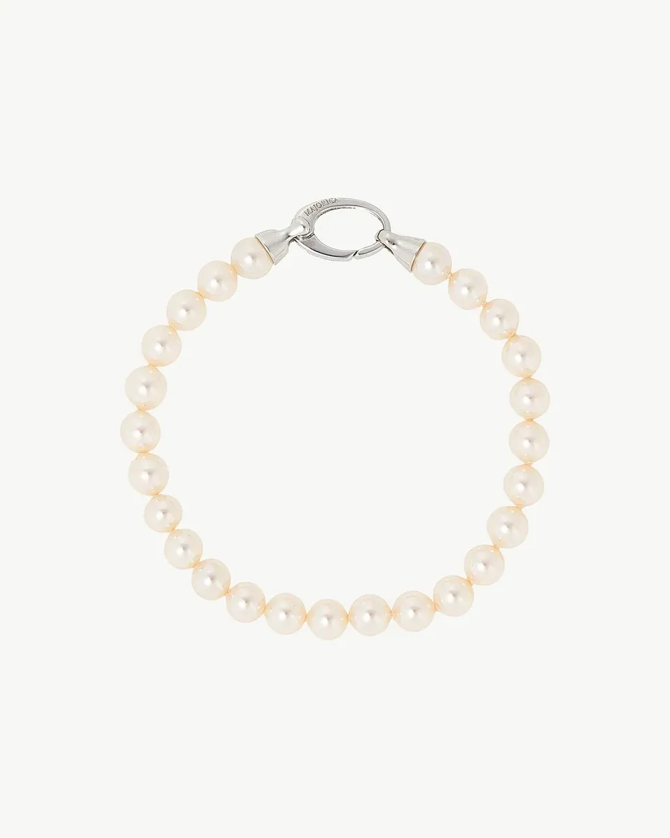 Draufsicht auf das Perlenarmband in Kreisform vor neutralem weißem Hintergrund.