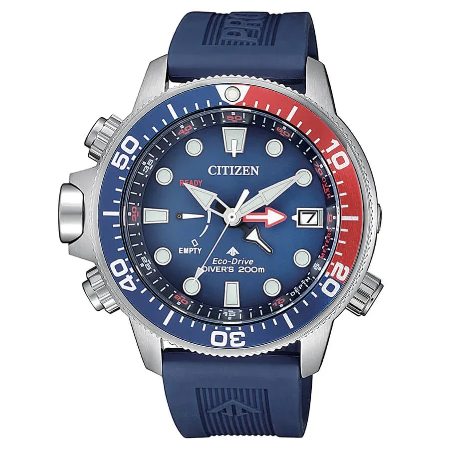 Vista frontal completa del reloj con esfera azul y bisel bicolor, fondo blanco.