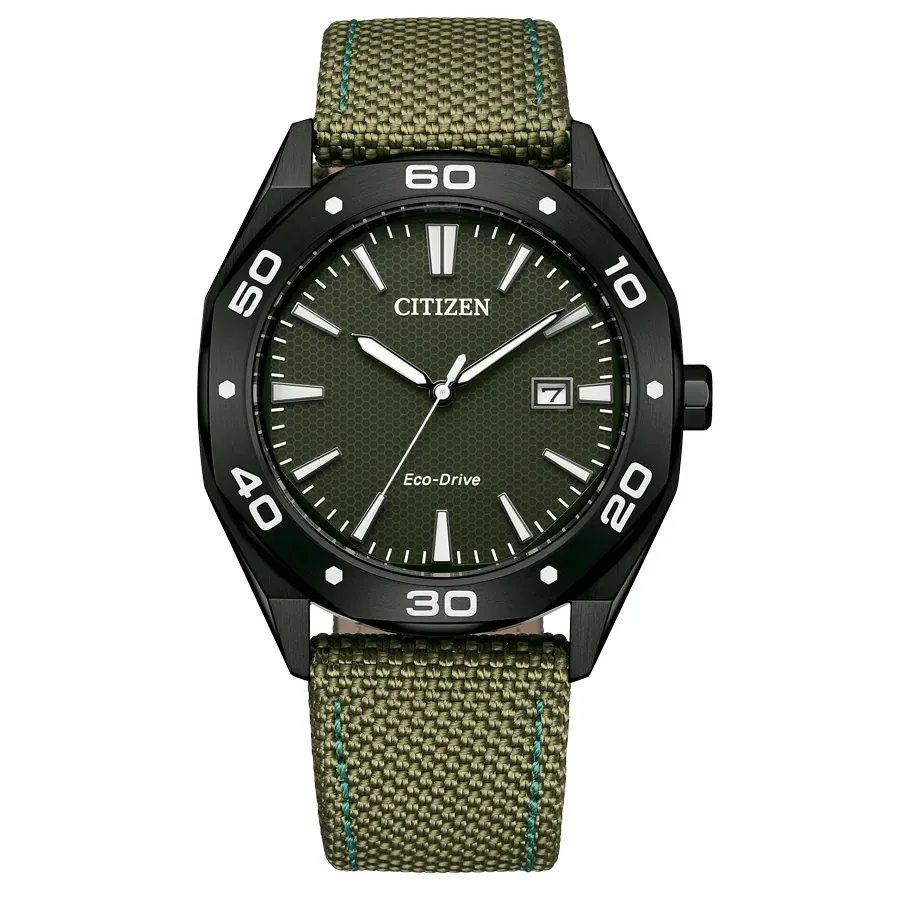 Vista frontal del reloj con esfera verde y correa de nylon, centrado sobre fondo blanco.