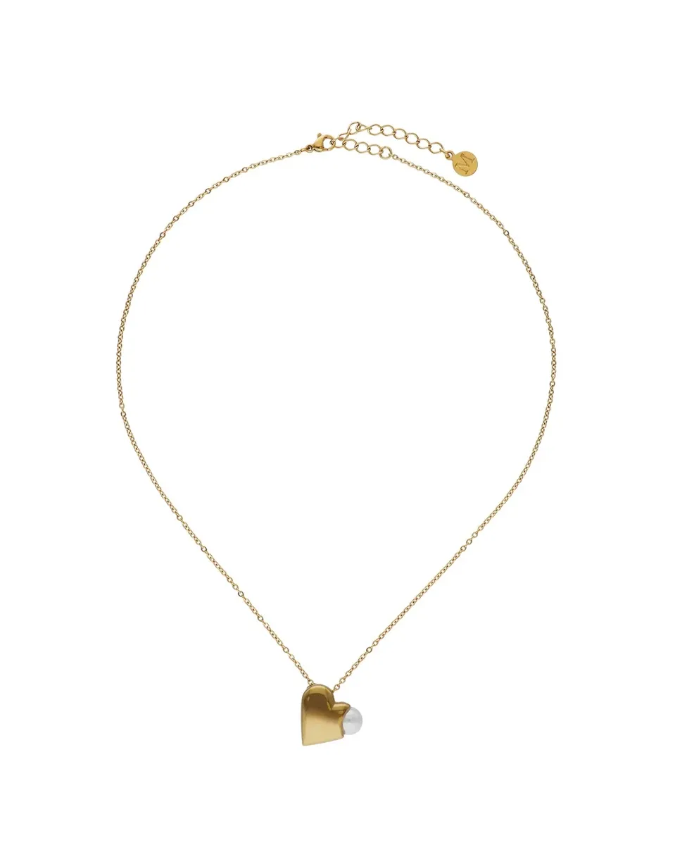Collar con colgante de corazón dorado y perla blanca, vista frontal completa sobre fondo blanco.