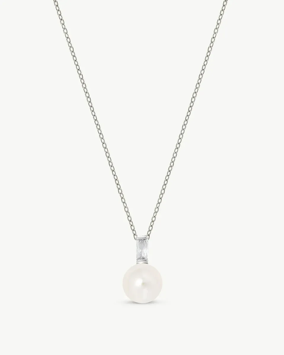 Colgante de perla blanca sobre cadena de plata, vista frontal centrada en fondo blanco.