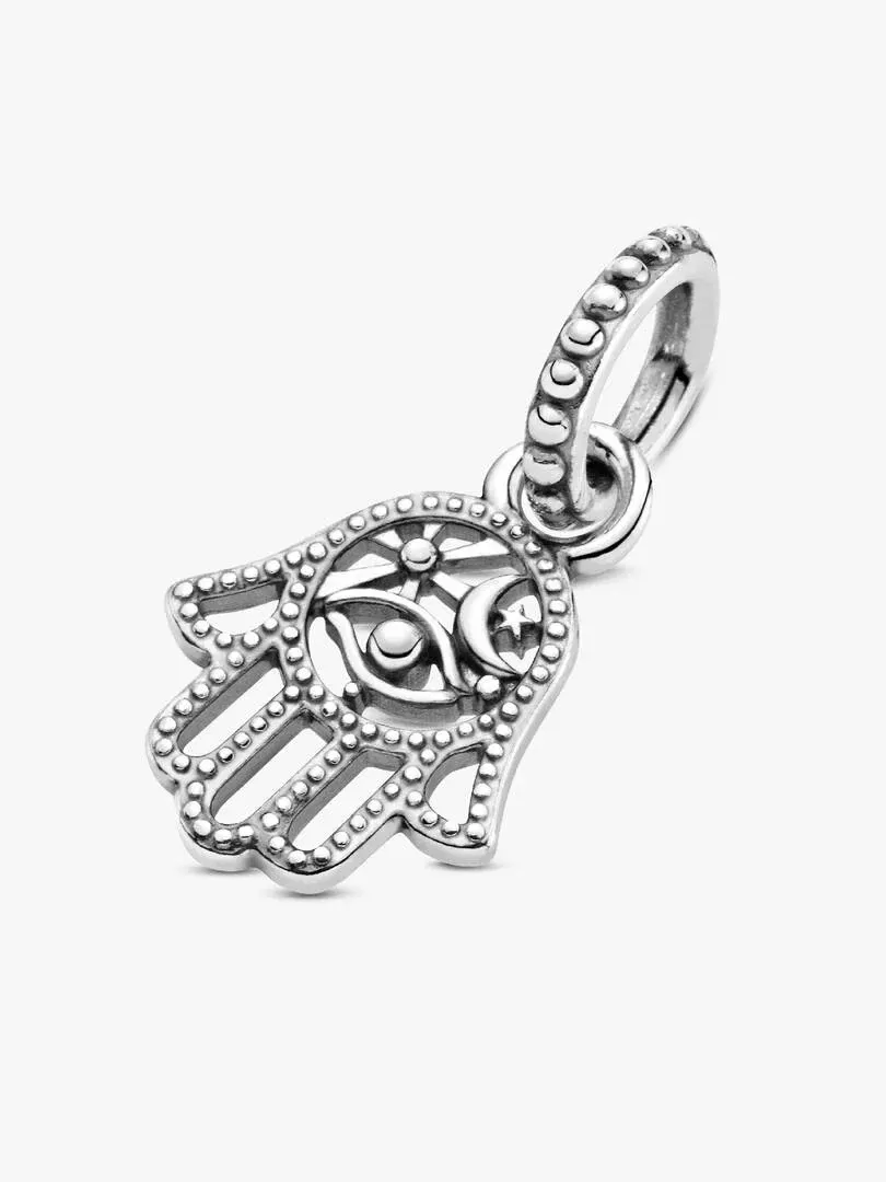 Hamsa-Hand-Charm aus Silber, Seitenansicht im Winkel, auf reinweißem Hintergrund.