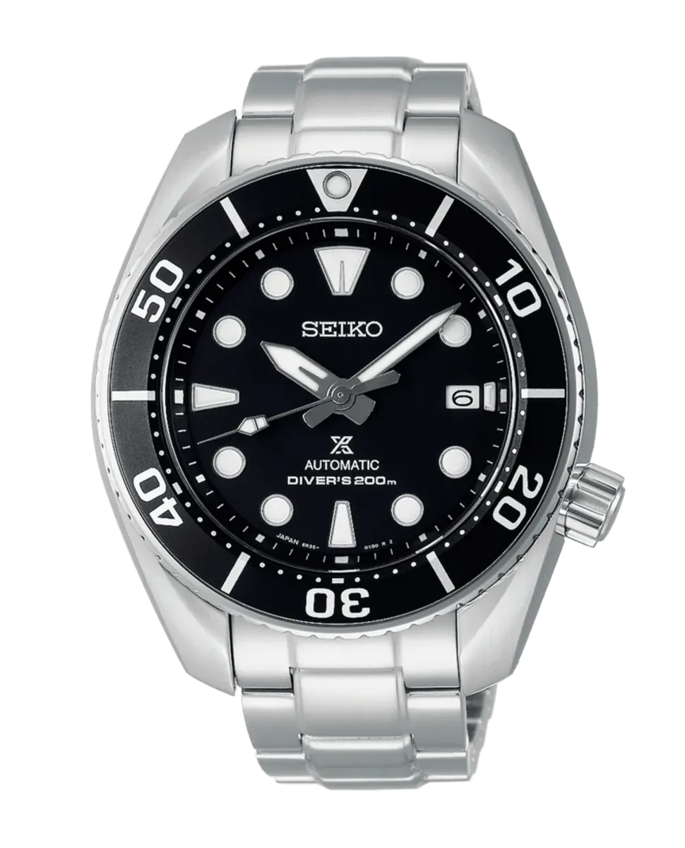 Vista frontal centrada del reloj sobre fondo blanco, mostrando la esfera negra y el brazalete de acero.