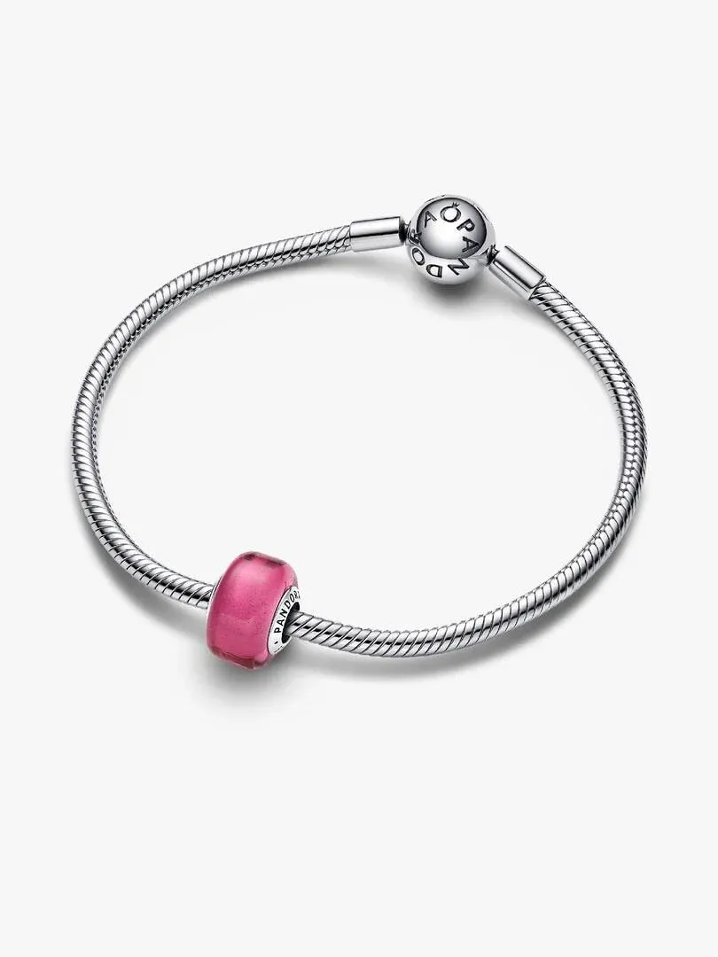 Rosa Glas-Charm an einem Silberarmband, schräge Frontansicht, rein weißer Hintergrund.