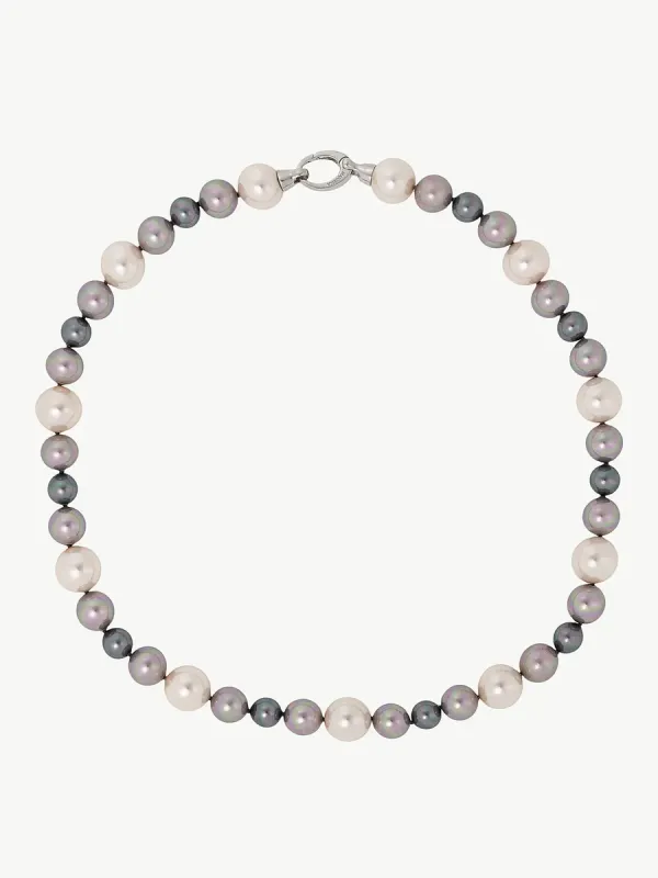 Collar de perlas multicolor dispuesto en círculo sobre fondo blanco, vista cenital.