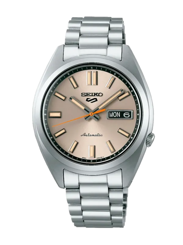 Vista frontal centrada de reloj con esfera beige y brazalete de acero sobre fondo blanco.