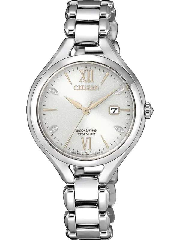 Vista frontal completa del reloj sobre fondo blanco, centrada en la esfera y parte de la correa de titanio.