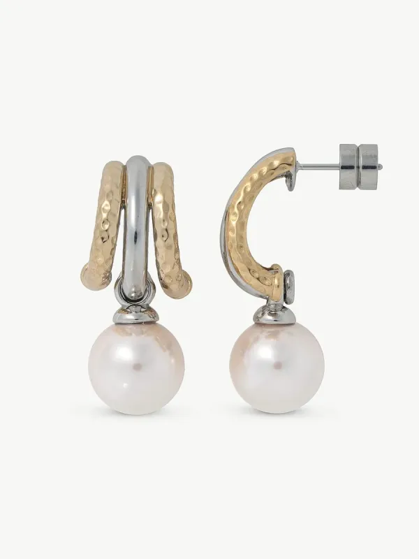 Vista frontal y lateral de pendientes de perla con aro de metal mixto texturizado, fondo blanco.