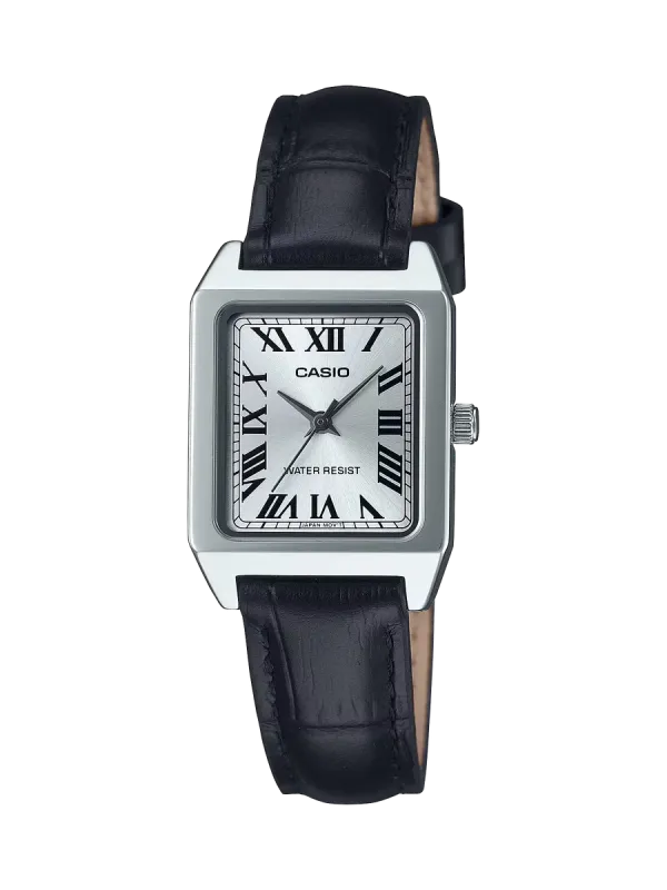 Vista frontal de reloj cuadrado con caja plateada, esfera blanca y correa de piel negra sobre fondo dividido.