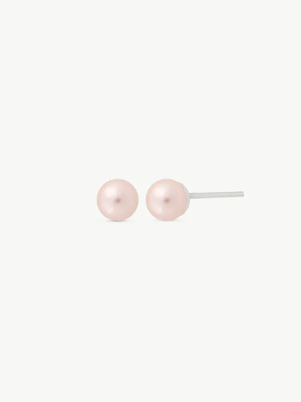 Par de pendientes de perla rosa sobre fondo blanco, vista frontal y lateral con detalle del cierre de pincho.