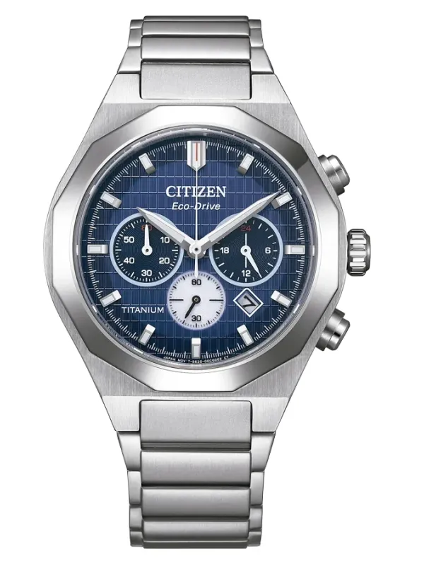 Vista frontal centrada del reloj sobre fondo blanco, mostrando la esfera azul y el brazalete de titanio.