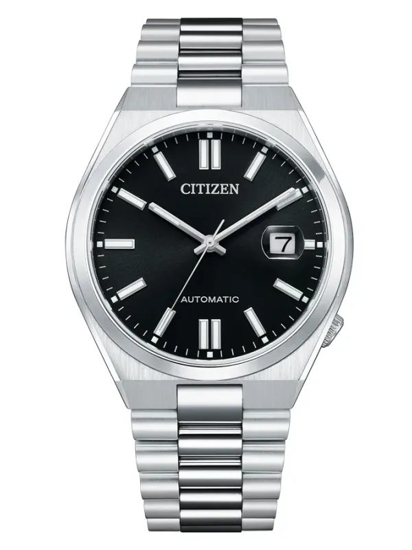 Vista frontal completa del reloj con esfera negra y brazalete de acero sobre fondo blanco.