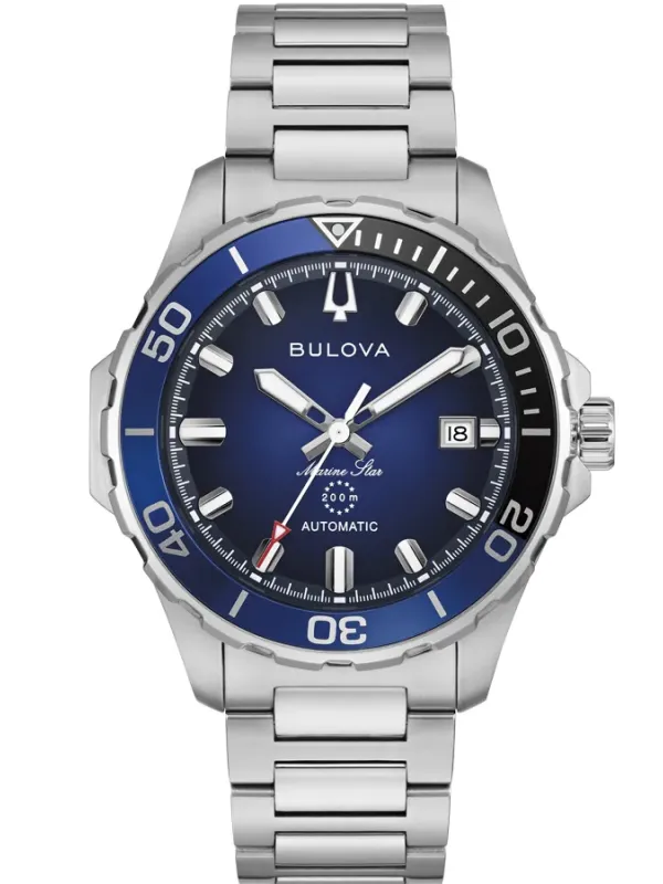 Vista frontal centrada de reloj con esfera y bisel azul, brazalete de acero, sobre fondo blanco.