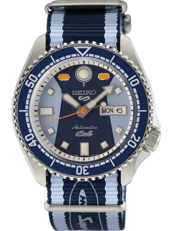 Vista frontal del reloj con esfera bicolor azul, bisel giratorio y correa de tela a rayas sobre fondo blanco