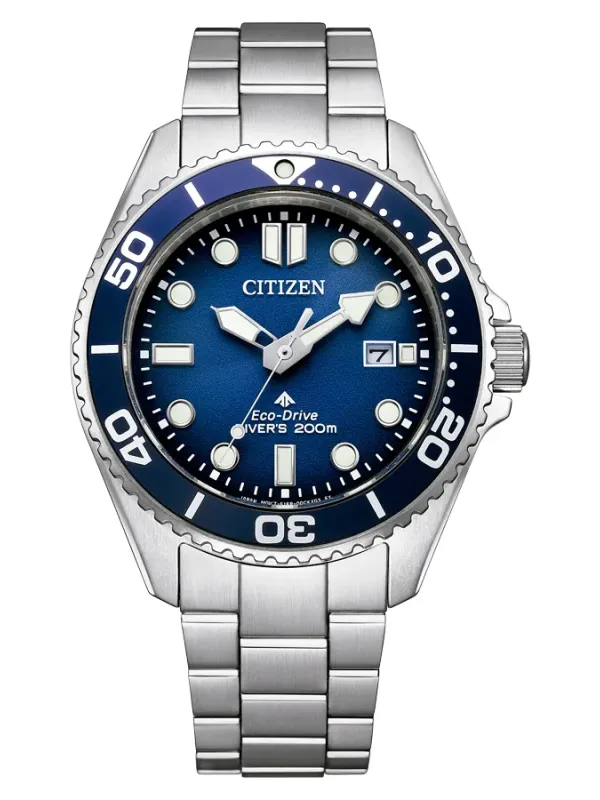 Vista frontal del reloj con esfera y bisel azul, caja y brazalete de acero sobre fondo blanco