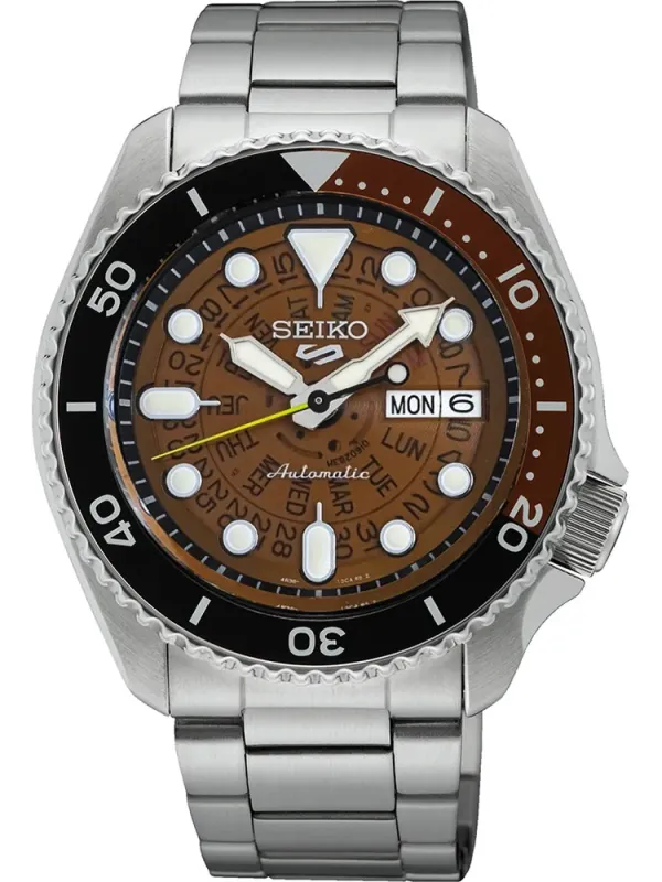 Vista frontal completa del reloj sobre fondo blanco, destacando la esfera marrón y el bisel bicolor.