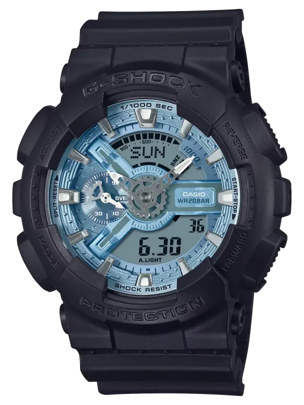 Vista frontal del reloj con caja y correa de resina negra y esfera azul hielo, centrado sobre fondo blanco.