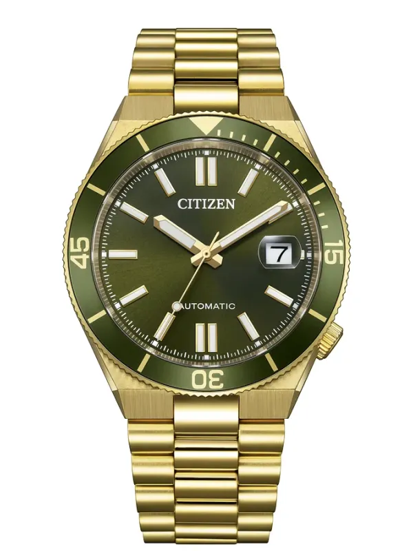 Vista frontal completa del reloj, fondo blanco, brazalete y caja dorados con esfera y bisel verdes.
