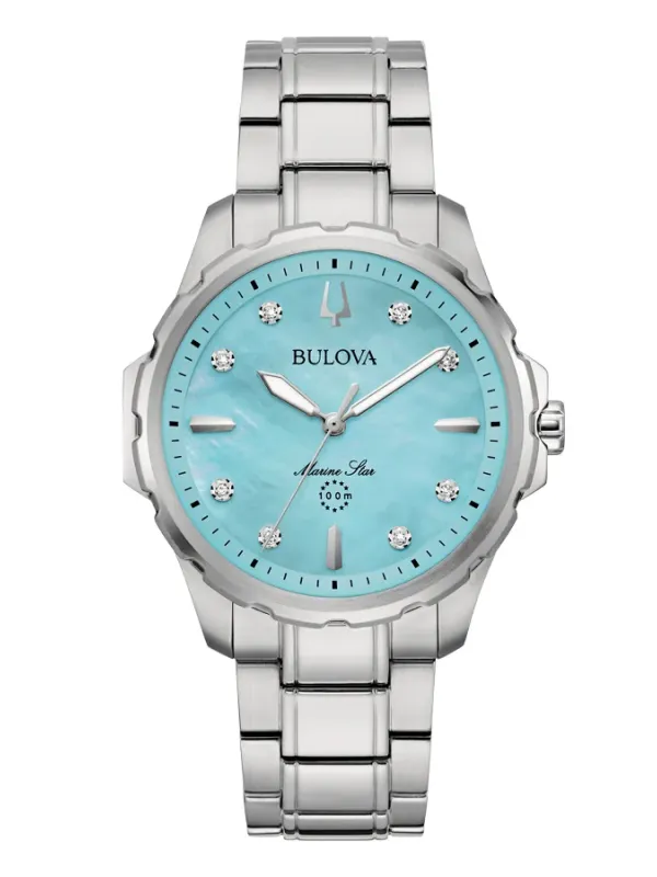 Vista frontal del reloj con esfera azul claro y brazalete de acero, fondo blanco.