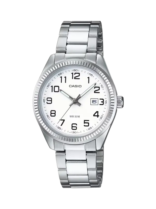 Vista frontal del reloj centrado sobre fondo blanco, mostrando la esfera blanca y el brazalete de acero inoxidable.