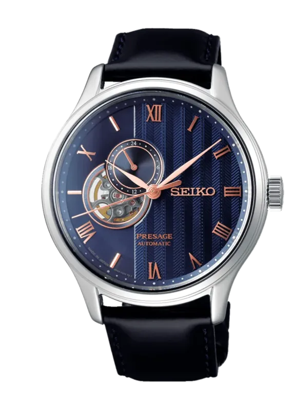 Vista frontal completa del reloj sobre fondo blanco, destacando la esfera azul texturizada y correa de cuero negra.