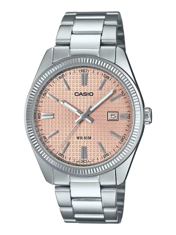 Vista frontal de reloj con brazalete de acero inoxidable y esfera rosa texturizada sobre fondo blanco.