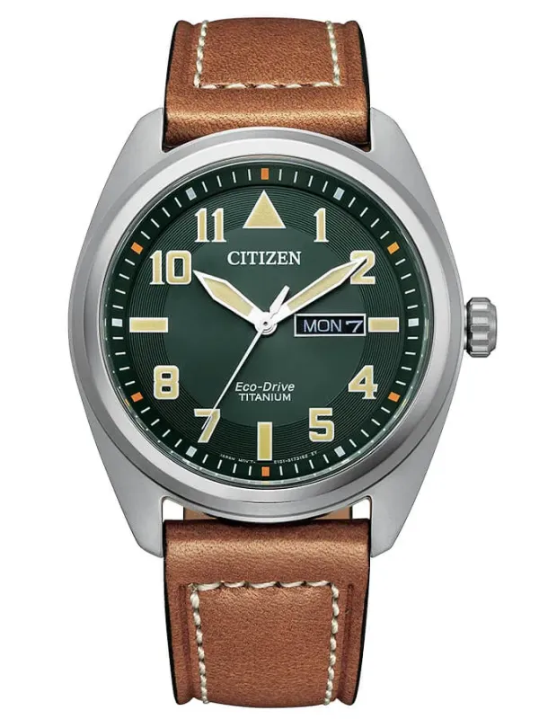 Vista frontal completa del reloj sobre fondo blanco, destacando la esfera verde y la correa de piel marrón.