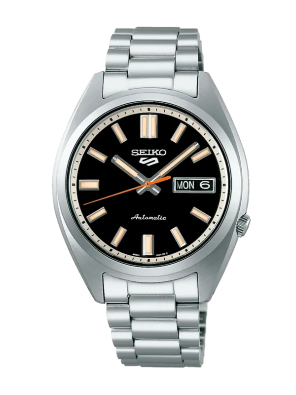 Vista frontal del reloj con esfera negra y brazalete de acero, centrado sobre fondo blanco.