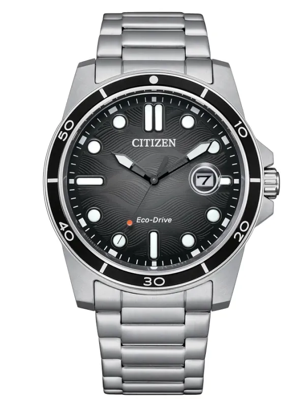 Vista frontal del reloj con brazalete de acero y esfera negra sobre fondo blanco.