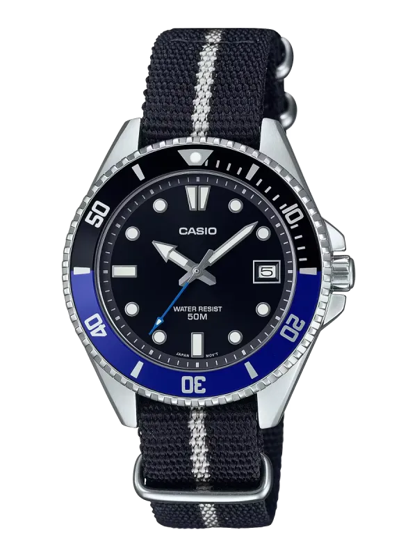 Vista frontal completa del reloj con bisel azul y correa de nylon azul marino sobre fondo blanco