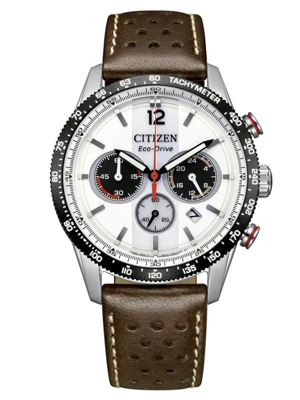 Vue de face complète de la montre sur fond blanc, avec cadran blanc et bracelet en cuir marron perforé.